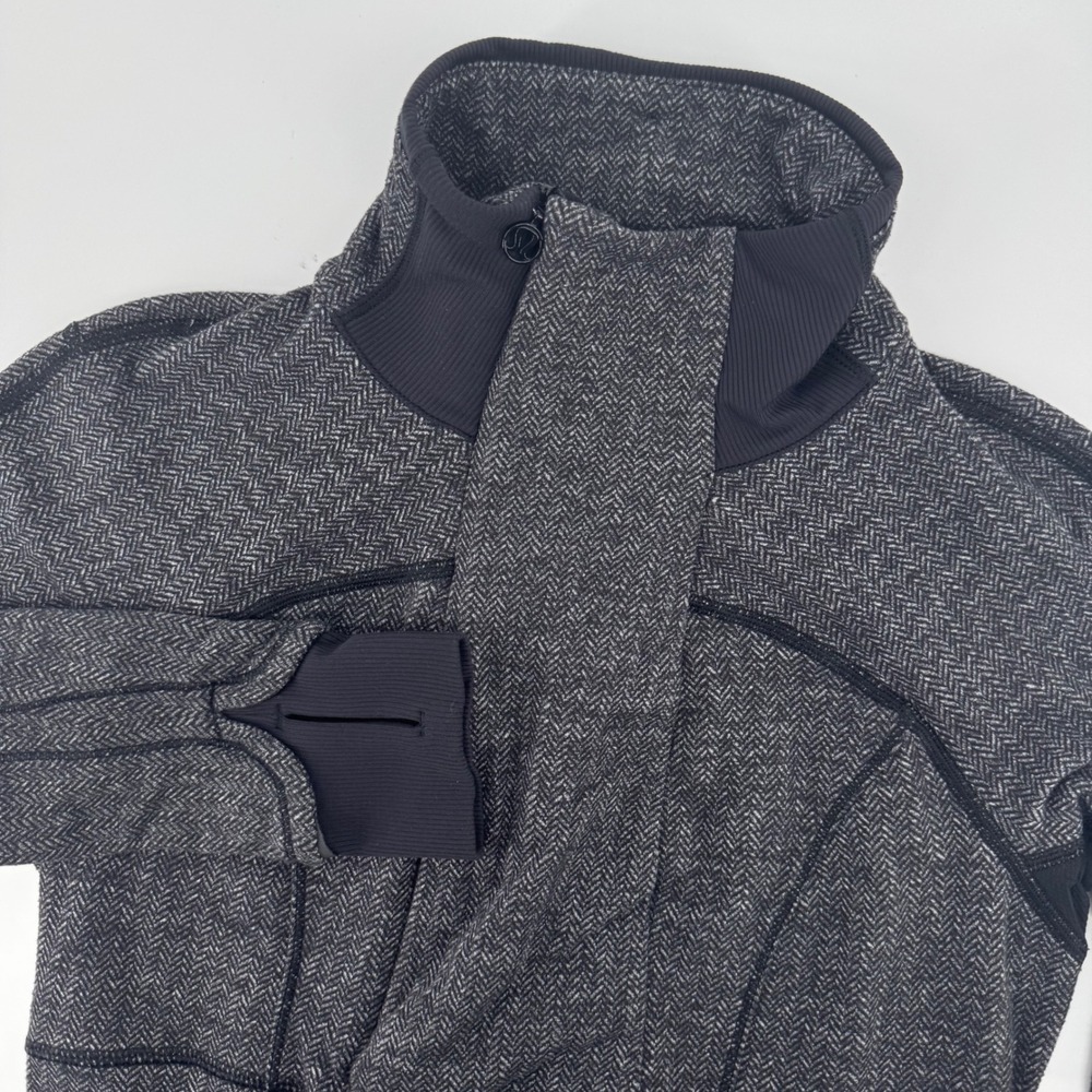 Lululemon Women's 4 Base Runner‎ 1/2 Zip Grey Black Thumbholes Jacket
